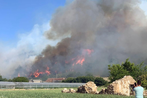 Thousands Evacuate as Wildfires Spread amid Heatwaves in California