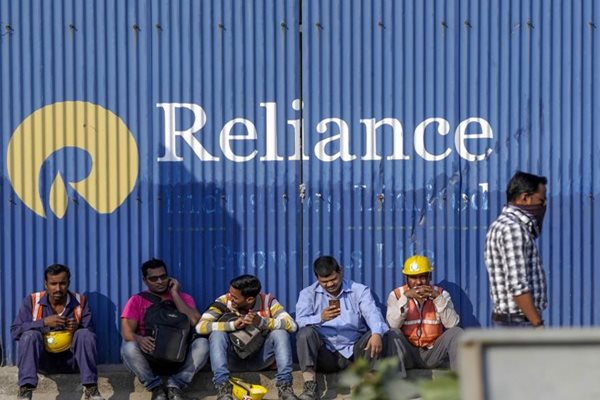 RIL's Market Cap Hits RS 13 Lakh cr, Shares at Record High