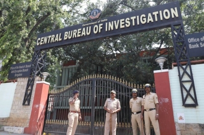 CBI Team at Satya Pal Malik's House in Alleged Corruption Case (LD)