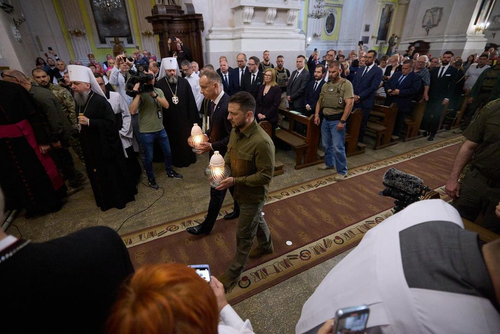 Zelensky, Polish President Attend Church Service in Ukraine