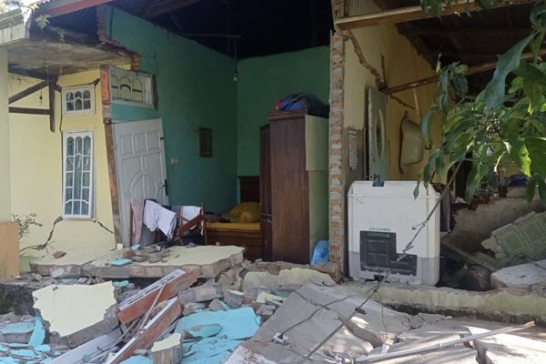 Strong quake hits western Indonesia