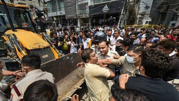 Demolition drama in Delhi's Shaheen Bagh