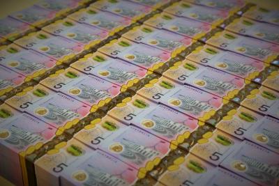 Australia's Household Spending Falls for 1ST Time in over 2 Years