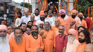 Akhara Parishad Expels 13 Mahamandaleshwars, Serves Notices to 112 Saints