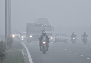 Dense Fog Grips Delhi amid 'very Poor' Air Quality; Trains, Flights Delayed