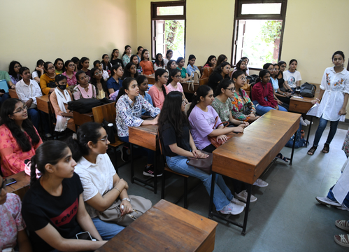 Gujarat Govt Honours Top 12 ITIs, Highlights Role in Skill Development