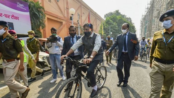 Health Minister Mansukh Mandaviya cycles to Parliament