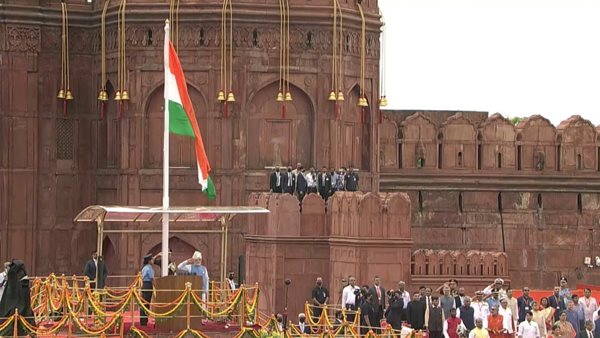 PM Modi hoists Tricolour at Red Fort; remembers freedom fighters