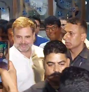 Rahul Gandhi Relishes Kashmiri 'Wazwan' at Srinagar's Famous Hotel