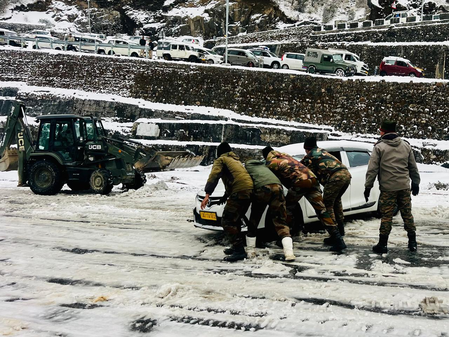 Army Rescues 214 Stranded People Including Tourists in J&K'S Sinthan Pass in Heavy Snowfall