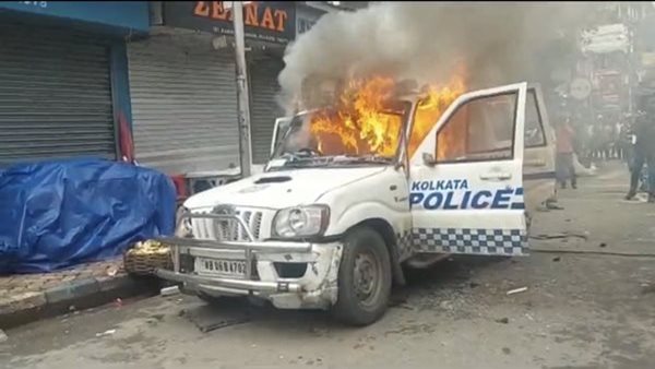 Kolkata witnesses pitched battles between BJP workers and police, PCR van torched