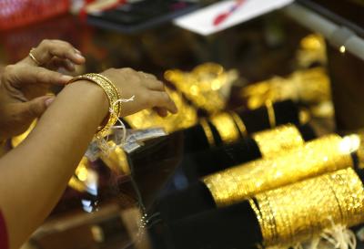 Gold Prices Dip as Strong Dollar, Weak Global Sentiment Weigh on Bullion