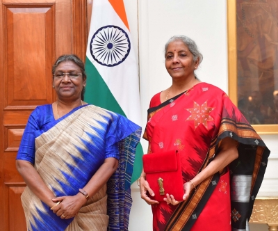 FM Sitharaman Meets Prez Murmu Ahead of Presenting Budget 2023-24 (LD)