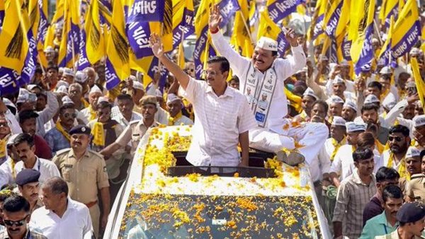 MCD polls: AAP crosses 100-mark, BJP trails by 21 seats