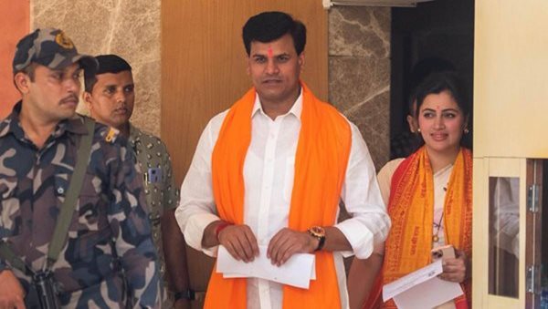 Mumbai Police arrest 'farmer couple' Rana to stop 'Hanuman Chalisa' 