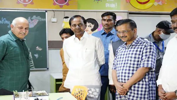 KCR, Kejriwal discuss national politics at luncheon meeting