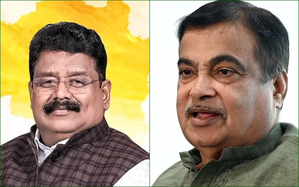 Gadkari, Sule Leading; Pankaja Munde, Bharati Pawar Trailing