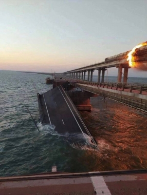Ukrainian Official Hints at Blowing up Crimean Bridge in 2022