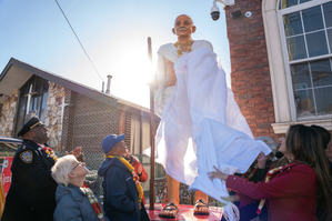 NYC Mayor Unveils Gandhi Statue outside Hindu Temple after 2022 Vandalism Incidents
