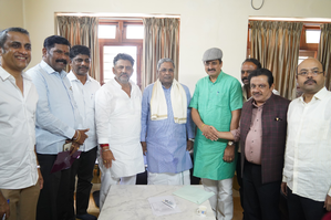 BJP Leader Yogeshwara Joins Cong before Channapatna Bypoll