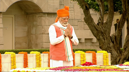 PM Modi Pays Tribute to Mahatma Gandhi, Says His Ideals Will Forever Continue to Inspire