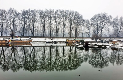 Night temperature drops below zero in Kashmir; tourists arrive for Christmas, New Year celebrations
