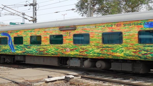 Delhi-Howrah Duronto express' passengers robbed at gunpoint in Bihar 