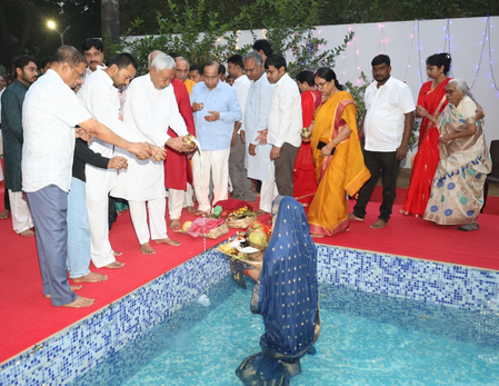 Bihar CM Nitish Kumar Performs 'Usha Arghya', Marking End of Chhath Puja