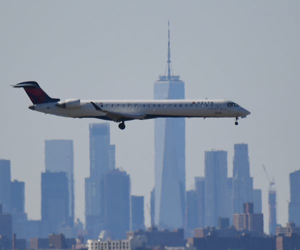 Hundreds of US Flights Canceled by Air Traffic Virus Cases