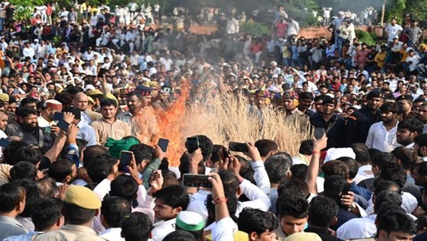 Surge of emotions as Mulayam's mortal remains cremated in Saifai