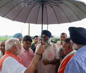 When PM Modi Held the Umbrella for Farmers...