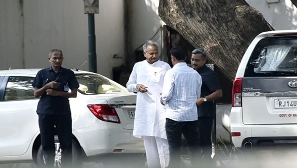 Gehlot reaches Sonia's residence, Rajasthan stalemate likely to end 