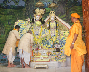 'Imbibe Teachings of Lord Shri Krishna', Prez Murmu, PM Modi Greet People on Janmashtami 