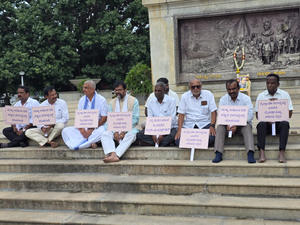 Hate speech Bill: K'taka BJP stages protest, submits memorandum to Governor, CM