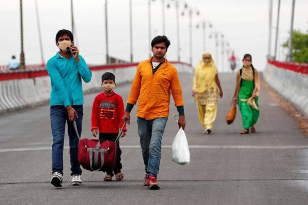 Delhi Lockdown: Migrants Queue up at Bus Stands to Rush Home