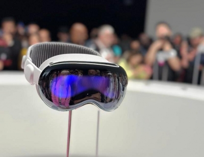 Apple Cuts Vision Pro Mixed Reality Headset Production Plans: Report