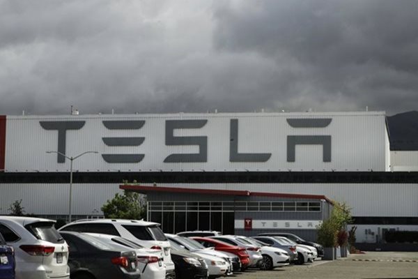 US Sends Team to Detroit to Investigate Tesla-semi Crash
