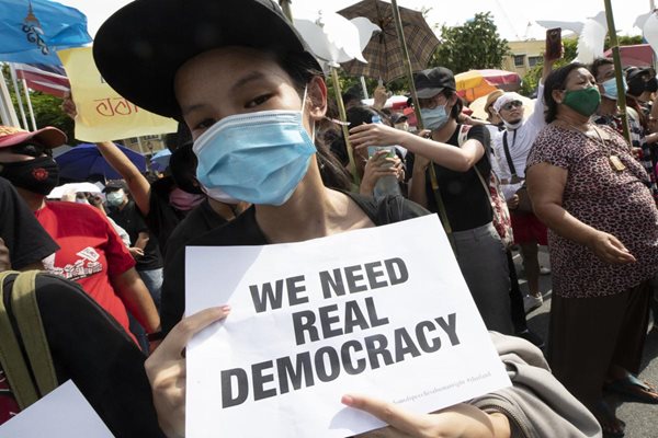 Thousands Protest Violence-marred Rally at Thai Parliament