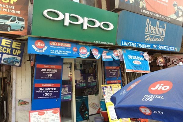 India Feature Phone Market Declines 68% in Q2, Itel Leads