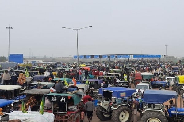 Farmers Hold Tractor March, Say It's 'rehearsal' for Jan 26 