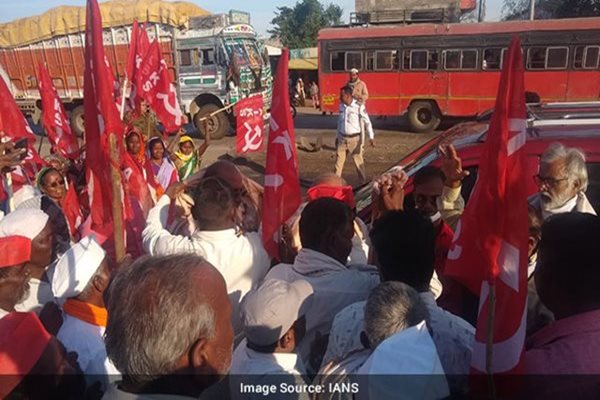 3,000 Maharashtra Farmers Start 'long Procession to Delhi'
