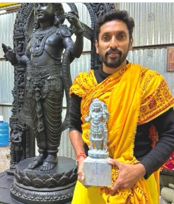 Sculptor Creates Miniature Model of Ram Lalla Statue in Ayodhya