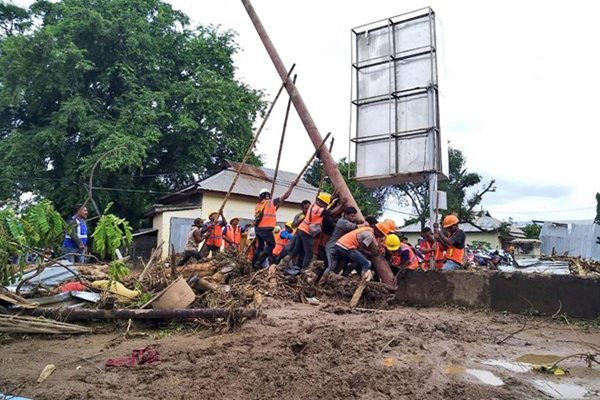 Indonesia Landslides Death Toll Rises to 119, Dozens Missing