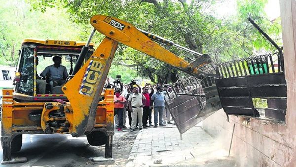 Demolition drive begins in Delhi's KN Katju Marg