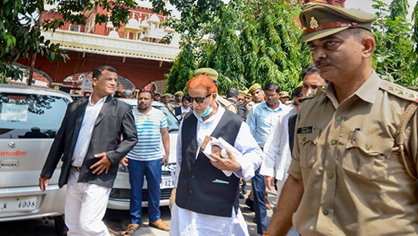 Azam Khan finally out on bail, greeted by Shivpal